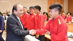 Thủ tướng Nguyễn Xuân Phúc khen ngợi đội tuyển Việt Nam (Ảnh: Chinhphu.vn)