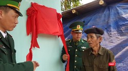 Người dân nghèo xúc động đón căn nhà mới vừa được trao tặng 