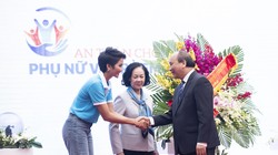H' Hen Niê bắt tay Thủ tướng Nguyễn Xuân Phúc tại buổi lễ kêu gọi hành động vì phụ nữ và trẻ em gái 