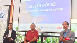 Từ trái qua: Ông Phan Thanh Sơn, Giám đốc Phát triển Kinh doanh Công ty Cổ phần Hệ thống Thông tin FPT; ông Phí Anh Tuấn - giám đốc công ty CNTT PAT và ông Vũ Anh Tuấn - Tổng Thư Ký Hội Tin Học TP.HCM (HCA)