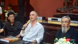 NST Trần Hậu Tuấn (giữa), bên trái là họa sĩ - nhà phê bình Nguyễn Quân, bên phải là nhà phê bình Phan Cẩm Thượng