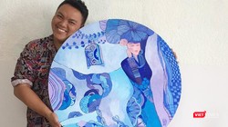 Họa sĩ Hà Hùng Dũng bên một bức tranh gốc 