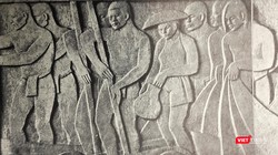 Bức phù điêu giá trị cần được "giải cứu" - Ảnh chụp gần bức phù điêu (lưu trữ IHNA)