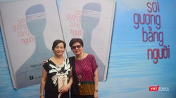 Nhà văn Dạ Ngân đến chúc mừng đạo diễn Việt Linh 