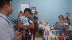 Bác sĩ Dư Tuấn Quy giải đáp nhiều thắc mắc của gia đình bệnh nhi 