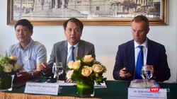 Ông Sebastian Paust - Bí thư thứ nhất, Trưởng phòng Hợp tác Phát triển ĐSQ Đức (ngoài cùng bên phải ảnh), bên cạnh là ông Phương Hoàng Kim - Cục trưởng Cục Điện lực và Năng lượng tái tạo; ông Nguyễn Quốc Dũng - Trưởng ban kinh doanh, Tập đoàn Điện lực