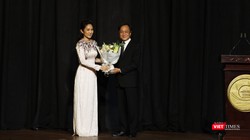 NSƯT Nguyễn Thị Thanh Thúy, PGĐ Sở Văn hóa và Thể thao TP.HCM phát biểu khai mạc và tặng hoa NSƯT Trần Vương Thạch - Giám đốc Nhà hát Giao hưởng Nhạc Vũ Kịch TP.HCM (HBSO) 