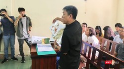Họa sĩ Lê Linh trình bày trước Hội đồng xét xử tại phiên tòa sáng nay 20/8 