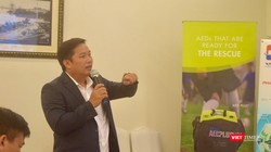 Đại diện một đơn vị nói về các thiết bị y tế thế hệ mới sẽ được trưng bày tại triển lãm