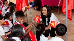 Các em học sinh vui mừng đón người chị đã mang vinh quang về cho vùng đất Tây Nguyên nắng gió 