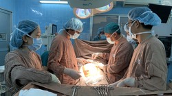 BS. Nguyễn Văn Tiến, Trưởng khoa Ngoại 1 và các BS trong kíp mổ của một ca phẫu thuật đặc biệt xử lý khối u khủng tại BV Ung bướu TP. Hồ Chí Minh