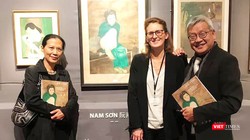 Nhà nghiên cứu Ngô Kim Khôi (bên phải) cạnh bức tranh lụa "Thiếu nữ cầm quạt" của họa sĩ Nam Sơn trưng bày tại Pháp 