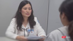 Bác sĩ Lê Thị Minh Châu - Trưởng Khoa Vô sinh hiếm muộn (BV Từ Dũ) tư vấn cho bệnh nhân hiếm muộn đã thành công ở lần sinh con thứ nhất  