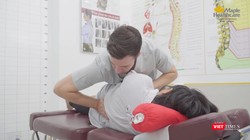 Bác sĩ tại Maple Healthcare (TP.HCM) trị liệu thần kinh cột sống cho mẹ bầu