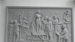 Bức phù điêu có hình ảnh trung tâm là thầy Hiệu trưởng Lê Văn Sửu - Ảnh: LQH