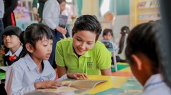 Hoa hậu H'Hen Niê ở thư viện Room to Read Lâm Đồng 