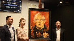 Đại diện Quỹ Tấm Lòng Việt – Đài Truyền hình Việt Nam và ông Nguyễn Phan Huy Khôi bên cạnh bức tranh “Người thầy của tôi” vừa được đấu giá từ thiện thành công, thu 500 triệu đồng từ thiện