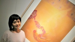 Họa sĩ Nguyễn Thu Hương bên tranh lụa (Ảnh: Nguyễn Quang Vinh)