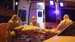 Nhân viên y tế cấp cứu bệnh nhân nhiễm virus Corona - Ảnh: EPA-EFE