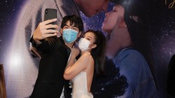 Hai diễn viên chính Quốc Anh và Khả Ngân tại buổi lễ ra mắt phim. Nguồn ảnh: Đoàn phim cung cấp.