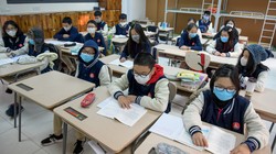 Học sinh phải mang khẩu trang trong lớp học ở Hà Nội (Nguồn ảnh: Zing News) 