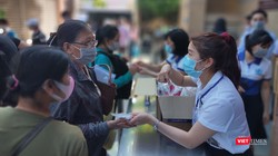 BV Đại học Y Dược TP.HCM tiến hành tặng nước súc miệng - súc họng sát khuẩn phòng virus Corona cho bệnh nhân và người nhà nuôi bệnh 