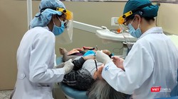 Giảng viên và SV khoa Răng Hàm Mặt - ĐH Y Dược TP.HCM (Ảnh: Hòa Bình) 