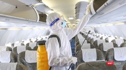 Khử trùng máy bay phòng chống nguy cơ lây nhiễm dịch bệnh COVID-19 tại Tân Sơn Nhất (Ảnh Hoàng Triều) 