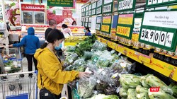 Người dân lo sợ giá cả tăng cao khi phải đối phó với tình huống khẩn cấp vì dịch bệnh COVID-19 (Ảnh: Hòa Bình) 