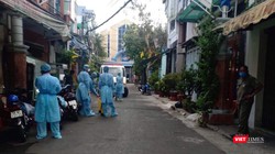 Cơ quan chức năng đón bệnh nhân nhiễm COVID-19 đi điều trị cách ly chiều 13/3 (Ảnh: T.H) 