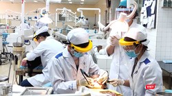 Sinh viên Khoa Răng Hàm Mặt - ĐH Y Dược TP.HCM làm việc tại khoa (Ảnh: Hòa Bình) 