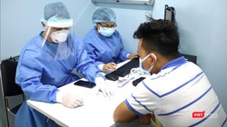 Bác sĩ làm việc tại phòng khám dã chiến tại BV Đại học Y Dược TP.HCM mặc đồ bảo hộ để chống lây nhiễm virus Corona (Ảnh: HB)