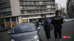 Chỉ còn cảnh sát Pháp trên đường phố, toàn bộ người dân được yêu cầu ở trong nhà (Ảnh: TV5 Monde)