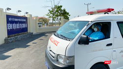 Đưa bệnh nhân đến BV Cần Giờ điều trị chuyên COVID-19 (Ảnh: HB) 