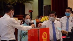 Đại biểu bỏ phiếu bầu bổ sung các chức danh (Ảnh: TTBC) 