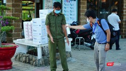 Phun xịt khử khuẩn cho cán bộ phục vụ ở Cần Giờ (Ảnh: Phạm Nguyễn) 