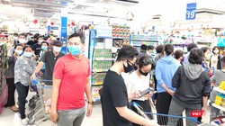Chiều 31/3, rất đông khách đã phải xếp hàng dài chờ rất lâu trong siêu thị chờ thanh toán (Ảnh: Hòa Bình) 