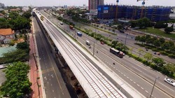 Công đoạn lắp ray trên cao cho tuyến metro Bến Thành - Suối Tiên đã hoàn tất (Ảnh: Quốc Hùng) 