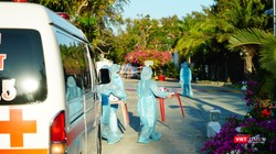 Cơ quan chức năng đón người đi cách ly ở Cần Giờ (Ảnh: Phạm Nguyễn) 