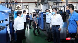 Chủ tịch UBND TP HCM Nguyễn Thành Phong đi kiểm tra công tác phòng dịch tại Khu chế xuất có 56.000 công nhân (Ảnh: Đình Nguyên) 
