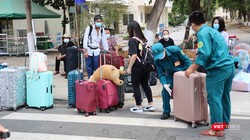 Hơn 6.300 người hết hạn cách ly tập trung được trở về với gia đình (Ảnh: Đình Nguyên)