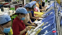 TP.HCM xét nghiệm đồng loạt cho hàng ngàn công nhân. Ảnh chụp một khu vực làm việc tại nhà xưởng của Công ty TNHH PouYuen Việt Nam mới đây vừa bị đình chỉ hoạt động do không đảm bảo công tác phòng chống COVID-19 (Ảnh: Đình Nguyên)