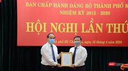 Ủy viên Bộ Chính trị, Bí thư Thành ủy TP.HCM Nguyễn Thiện Nhân trao Quyết định cho Phó Chủ tịch UBND TP.HCM Dương Anh Đức (Ảnh: TTBC) 