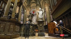 Danh ca Andrea Bocelli trình diễn trong giáo đường, chỉ có một nhạc công đệm đàn