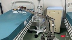 Robot đang khử trùng giường bệnh trong phòng cách ly áp lực âm tại BV Dã chiến Củ Chi (Ảnh chụp ngày 16/4/2020)