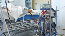 Bệnh nhân 91 đang được can thiệp ECMO, phổi trái đông đặc 1/2, dương tính trở lại (Ảnh: SYT) 