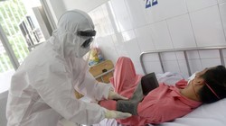 Bác sĩ điều trị chăm sóc bệnh nhân COVID-19 (Ảnh-Nguyễn Gia)