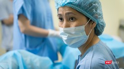 PGS.TS Vương Thị Ngọc Lan thực hiện thủ thuật thụ tinh trong ống nghiệm (Ảnh: NVCC) 