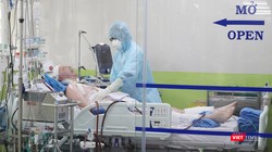 Các bác sĩ đang điều trị cho bệnh  nhân 91 tại Khoa Hồi sức cấp cứu BV Chợ Rẫy