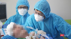 BS Trần Thanh Linh đang khám cho bệnh nhân 91 tại Khoa HSCC - BV Chợ Rẫy 